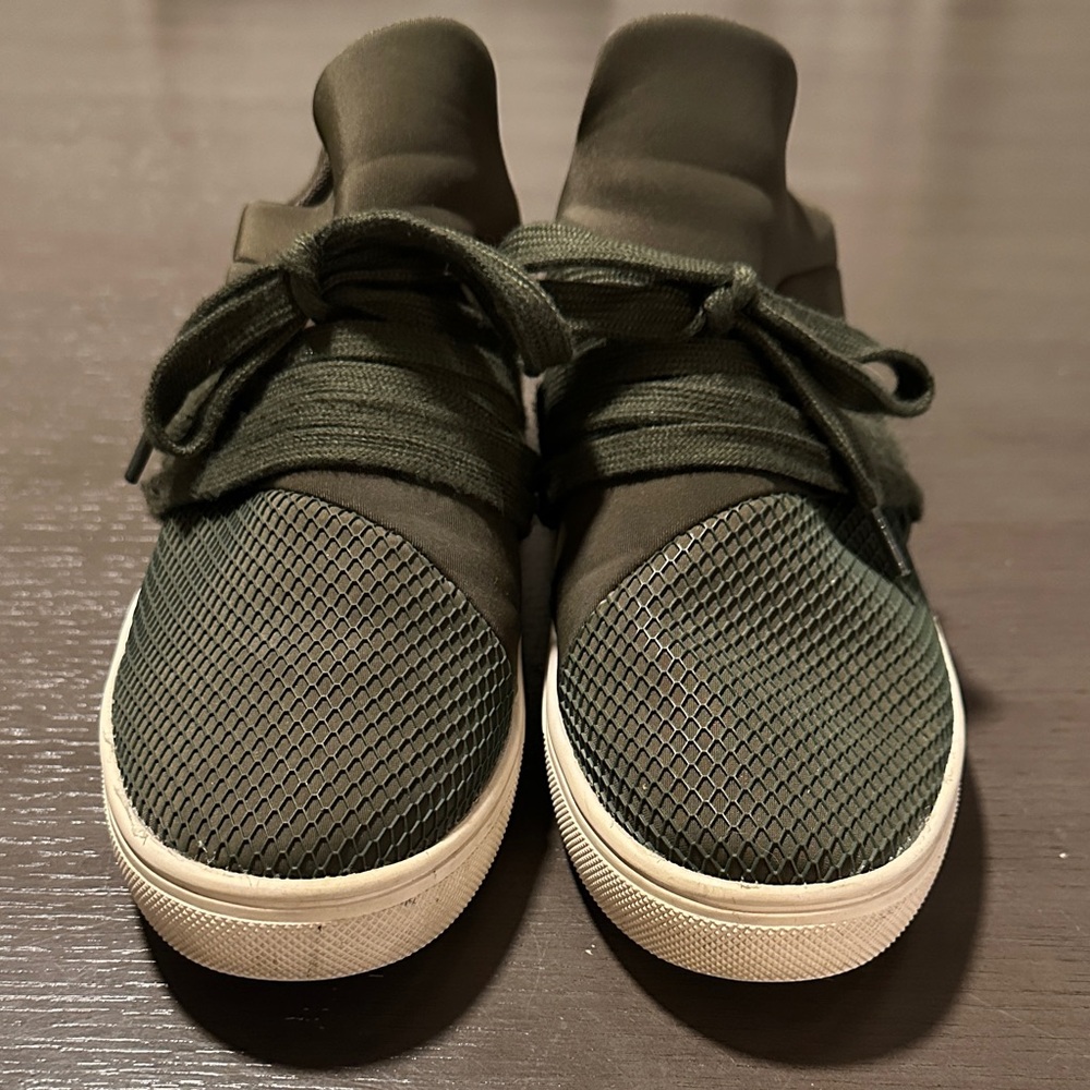 Steve Madden lancer sneakers. Slip on with laces. Size woman’s 7.5. - Picture 2 of 7